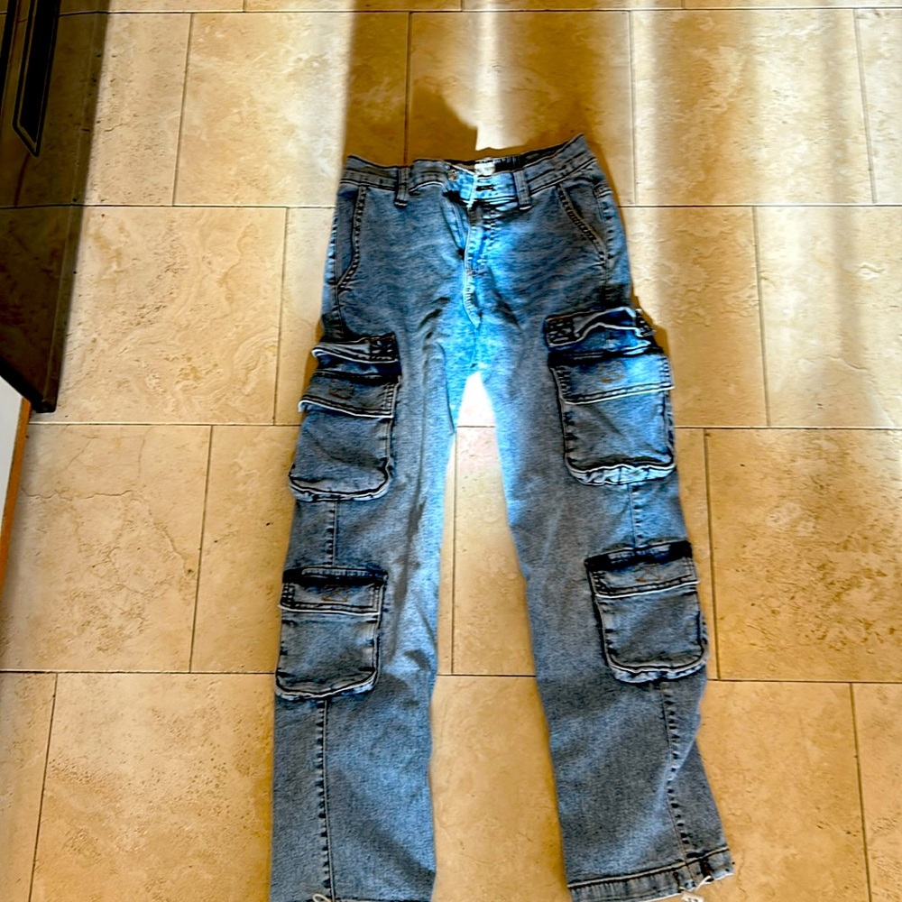 Love Gen jeans with ALOT of pockets trendy.